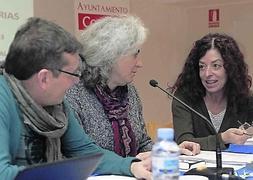Clara Costales, a la derecha, y Rosa Rodríguez, en el acto de ayer. :: S. L./