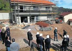 Técnicos de FAEN explican a profesionales de la construcción las características de la vivienda. :: ROMÁN/