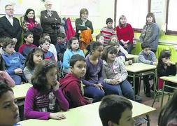Los alumnos atienden las explicaciones del doctor Bernardo. :: M. A./