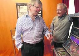David Wallece y Arturo García 'Tuni' son los organizadores de la muestra. :: ÁLEX PIÑA/
