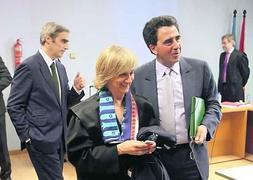 El empresario Jacobo Cosmen, la procuradora Laura Fernández-Mijares, y el arquitecto Santiago Calatrava en el Juzgado de Primera Instancia número 10, en la mañana de ayer. :: MARIO ROJAS/
