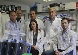 Por la izquierda, Mario F. Fraga, Juan Luis Fernández, Edelmiro Menéndez, Sandra Rodríguez, Elías Delgado y Agustín Fernández, miembros del equipo de investigación, ayer, en el HUCA. :: M. ROJAS/