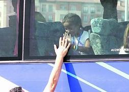 Una niña se despide en Avilés de uno de sus familiares de acogida antes de partir de regreso hacia los campamentos argelinos de Tinduf, el pasado año. :: MARIETA/