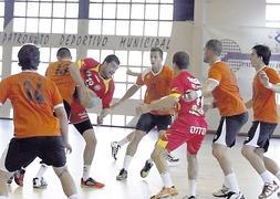 Sergio Crespo defiende una acción de ataque del gijonés Pablo Fernández en el partido de ayer en Ribadesella. :: SUSANA SAN MARTÍN/