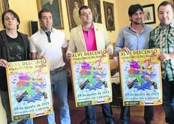 Los miembros de la Asociación del Descenso presentan junto al alcalde la fiesta que se celebrará este sábado. :: JESÚS MANUEL PARDO/