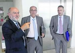 Villaverde, Sánchez y Corros, antes de la reunión de ayer. :: M. ROJAS/