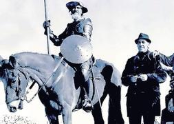 Fernando Fernán Gómez y Cantinflas, caracterizados como Don Quijote y Sancho, posan junto al guionista durante el rodaje de 'Don Quijote cabalga de nuevo'. :: ARCHIVO PERSONAL DE CARLOS BLANCO/
