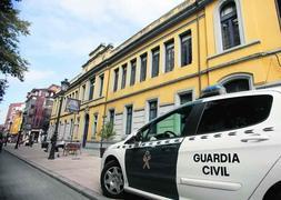 La Guardia Civil de Langreo prepara su traslado al colegio de La Salle
