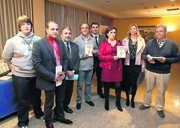 Los Estudiantes presentan un libro para recaudar fondos para niños con cáncer