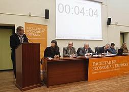 Los aspirantes a rector muestran sus credenciales en el Claustro universitario