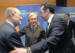 De Lorenzo saluda a Fernando Goñi en presencia de Mercedes Fernández. :: MARIO ROJAS/