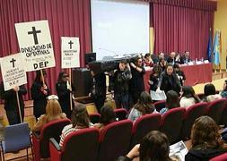 Los alumnos críticos 'entierran' a la Universidad