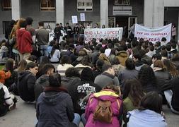 Los estudiantes se manifiestan en Asturias contra los recortes en la educación