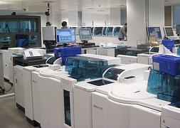 El laboratorio de medicina del nuevo HUCA será capaz de procesar 2.000 muestras diarias