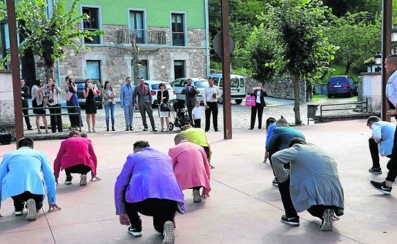 Cabrales celebra su primera boda gay con un espectáculo de baile El