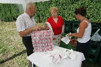 MERIENDA. Los socios acudieron al reparto del bollo y el vino. / R. G./