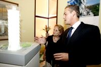 MAQUETA. Luis Masaveu explica el diseño del hotel a la alcaldesa en el stand de Tudela Veguín./