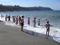 DIVERSIÓN. Numerosos usuarios en la playa de Navia, la única de Asturias en la que el Principado no recomienda bañarse. / M. G. P./
