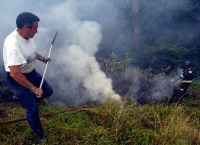 VOLUNTARIO. Un vecino de Las Campas colabora en la extinción del fuego. / M. R./