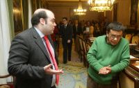 PLENO. Ramos habla con el popular Caunedo. / M. R./