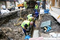 COLOCACIÓN. Cinco operarios se preparan para instalar la nueva tubería en la calle de José Cueto. / TANIA/