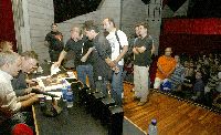 REGALOS. La entrega de las láminas firmadas por Arthur Suydam, en la foto junto a Ángel de la Calle, provocó una gran cola. / MARIETA/