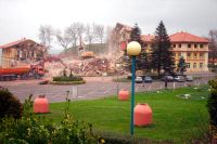 DEMOLICIÓN. En noviembre de 2005 se procedió al derribo del edificio principal de la Ciudad de Vacaciones de Perlora. / P.G.-P./