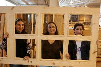 OFICIALAS. Natalia Suárez Vior, María del Rosario López y María Antonia García Juan, mujeres de la construcción. / SEVILLA/