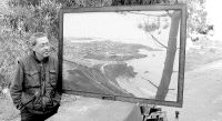 NOSTALGIA. Juan Hevia, operario de mantenimiento, observa una fotografía de la Ciudad de Vacaciones en el año 1954. / P. G.-PUMARINO/