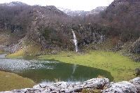 CASCADA. Panorámica de la vega del Bricial (y su laguna temporal) desde el picu Mosquital. / C. P./
