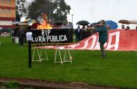 PROTESTA. Los trabajadores escenificaron un sepelio. / P. G.-P./