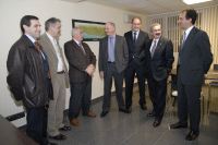 El consejero y el director de industria con los directivos de ESBI. / M. R./