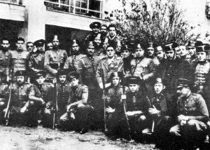 González Peña, en el centro, con los guardias civiles que le apresaron. / E. C./