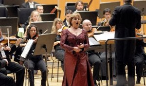 Edita Gruberova en plena actuación con la orquesta Oviedo Filarmonía, dirigida por Haider. / JESÚS DÍAZ/