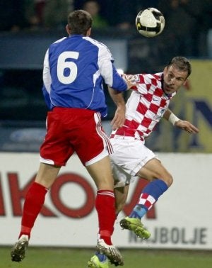 Bilic pelea por el balón con Martin Stocklasa. / AP/