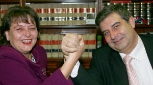 Carina Rodríguez y Esteban Aparicio echan un pulso en la sede colegial. Sergio Herrero declinó hacerse una foto con los candidatos. ::
SEVILLA/