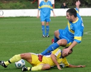 Dureza. Un jugador asturiano salta para evitar la entrada. ::
L. S./
