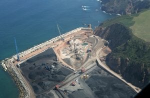 Vista aérea de la explanada de Aboño, donde iría situada la central de ciclo combinado cuya adjudicación fue aplazada de nuevo. :: JOAQUÍN PAÑEDA/