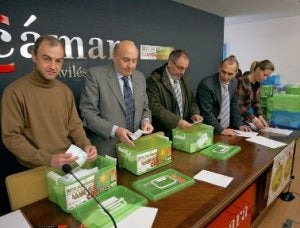 Directivos de Ucayc y la Cámara durante el sorteo. ::
RAFA GONZÁLEZ/