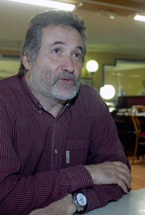 El investigador del Instituto Geológico y Minero Nemesio Heredia, durante la entrevista. ::
LUIS SEVILLA/