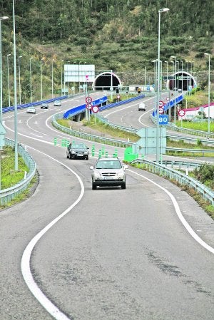 En obras. Imagen de 2001 durante la construcción del viaducto de Llovio sobre el río Sella, en el tramo Llovio-Caravia, que fue inaugurado en noviembre de 2002. ::
NEL ACEBAL/