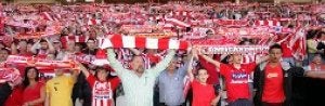 La afición de El Molinón entona el himno antes del inicio del último partido de la anterior temporada, en el que el Sporting logró la permanencia ante el Recreativo. ::
LUIS SEVILLA/