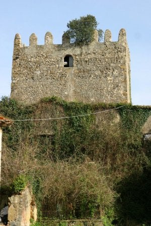 Una imagen reciente de la torre de Noriega, que los vecinos quieren recuperar. ::
ACEBAL/