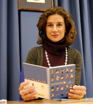 Silvia Junco sujeta la guía ayer. ::
JESÚS DÍAZ/