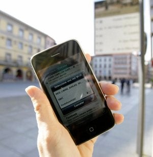 Se puede acceder a la red tanto desde ordenadores como desde teléfonos móviles. :: MARIETA/