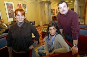 Sonia Vázquez, Mayra Fernández y Jorge Moreno, ayer en la presentación de la obra. ::
MARIETA/
