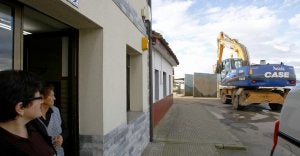 Dos vecinas observan una excavadora en la zona de obras más próxima a la calle principal del pueblo. ::
MARIETA/
