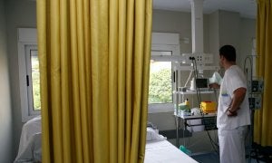 Un enfermero atiende a un paciente en el hospital de Arriondas. ::
NEL ACEBAL/