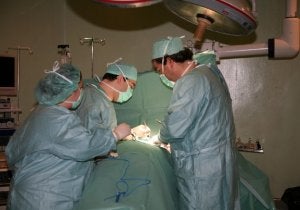 Médicos y enfermeros durante una intervención quirúrgica en el hospital de Arriondas. ::
NEL ACEBAL/