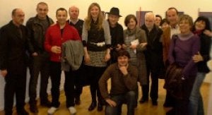 La artista Angélica García, en el centro, junto a Ivan Dasto, Miguel Galano, Jose Ferrero, Benjamin Lebrato, Nuñez, Fermín Santos, Pilar Martín, Armando, Elisa Torreira, Ramon Rodríguez, Amparo y Marien, en la inauguración de su exposición./